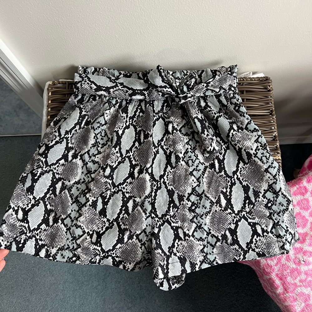 Scrunched/elastic waist Snakeskin shorts